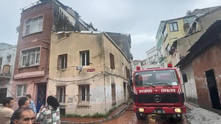 Fatihte 3 katlı binanın terasında yangın; alevler bitişikteki binanın çatısına sıçradı