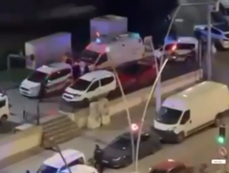 Esenlerde bıçaklı kavgada yaralanan 2 kişi hastaneye kaldırıldı