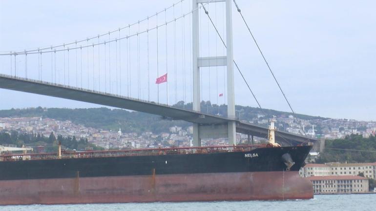 Rusyada İHA saldırısına uğrayan ‘Nelsa’ isimli tanker İstanbul Boğazı’ndan geçti