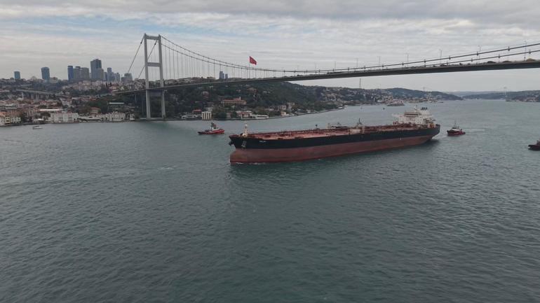 Rusyada İHA saldırısına uğrayan ‘Nelsa’ isimli tanker İstanbul Boğazı’ndan geçti