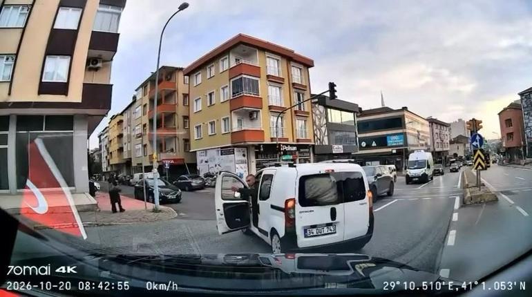 Ümraniye’de trafikte yol verme tartışması; Arabanı parçalarım senin