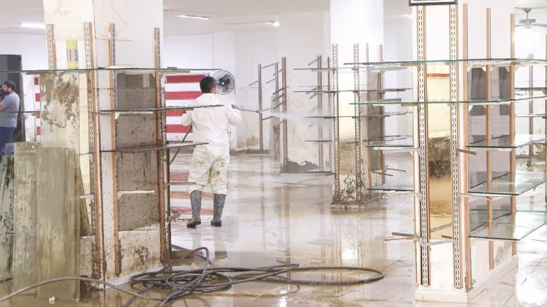 Ayazağada selde mağazayı su bastı; 19 senenin 1-2 dakikada yok olması acı verici