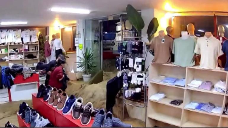 Ayazağada selde mağazayı su bastı; 19 senenin 1-2 dakikada yok olması acı verici
