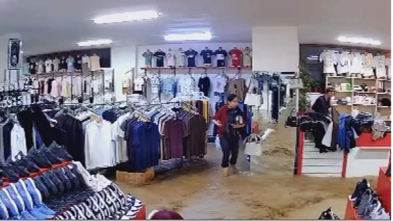 Ayazağada selde mağazayı su bastı; 19 senenin 1-2 dakikada yok olması acı verici