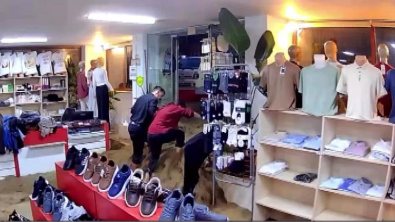 Ayazağada selde mağazayı su bastı; 19 senenin 1-2 dakikada yok olması acı verici