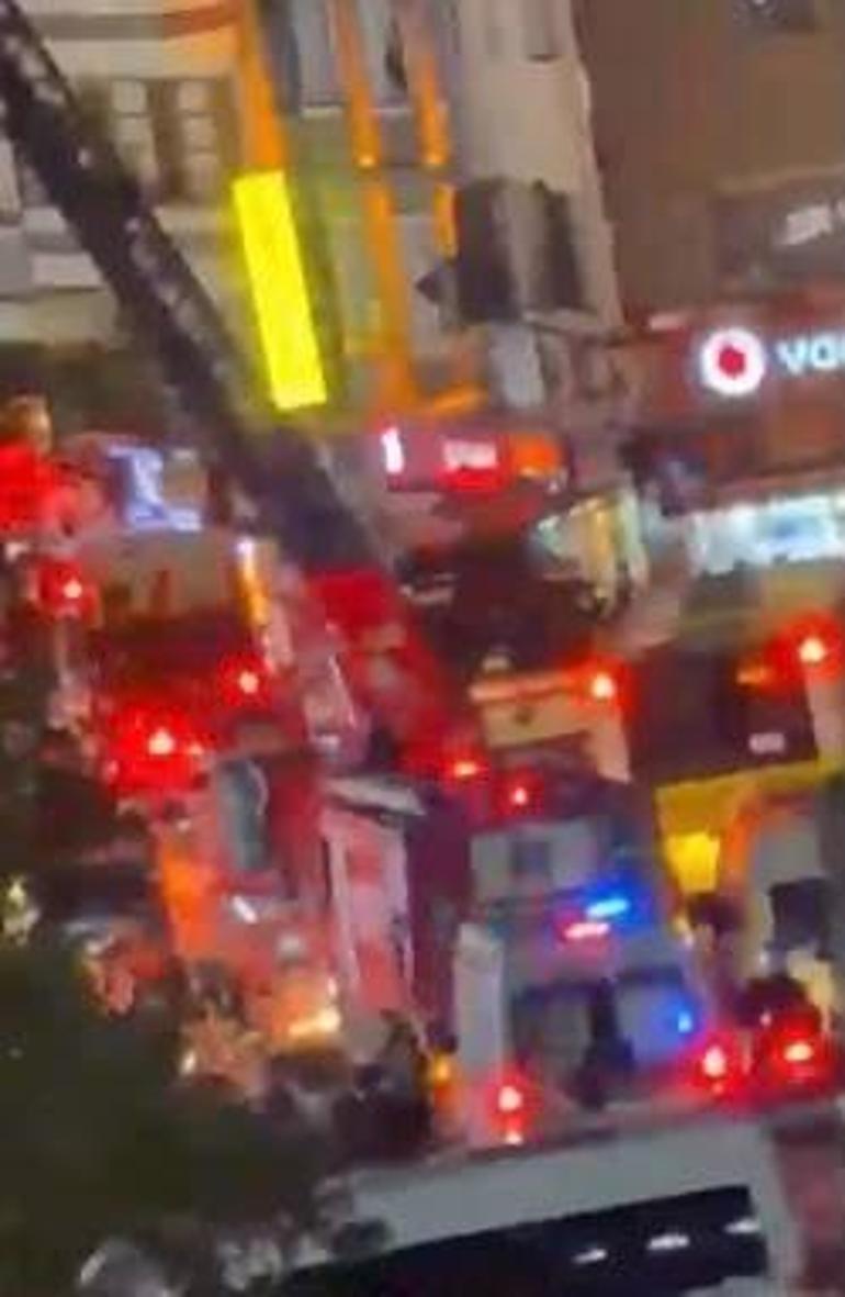 Gaziosmanpaşada iş hanının çatısında çıkan yangın söndürüldü