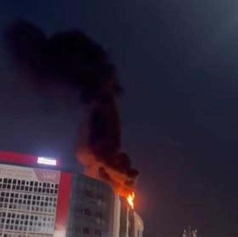Gaziosmanpaşada iş hanının çatısında çıkan yangın söndürüldü