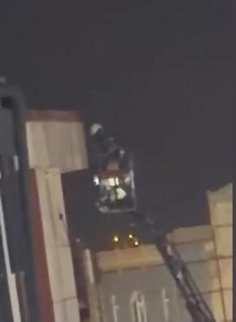 Gaziosmanpaşada iş hanının çatısında çıkan yangın söndürüldü
