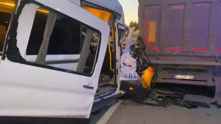 Arnavutköyde servis minibüsü park halindeki hafriyat kamyonuna çarptı: 9 yaralı
