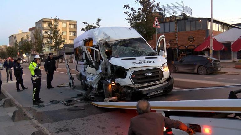 Arnavutköyde servis minibüsü park halindeki hafriyat kamyonuna çarptı: 9 yaralı