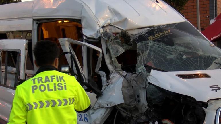 Arnavutköyde servis minibüsü park halindeki hafriyat kamyonuna çarptı: 9 yaralı