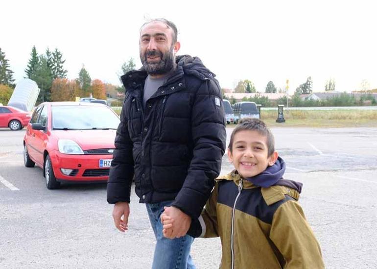 Gurbetçi baba, hayatını otizmli oğluna adadı