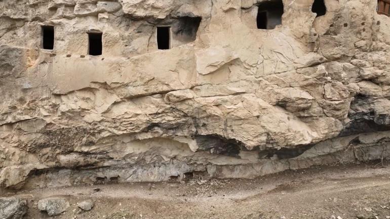 Tunceli’de 25 odalı tarihi ‘İn Delikleri’ne tırmanan yaban keçileri dronla görüntülendi