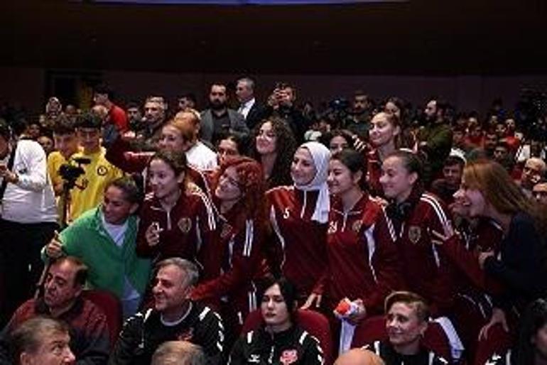 Türk futbolun efsane isimleri Kahramanmaraş’ta buluştu