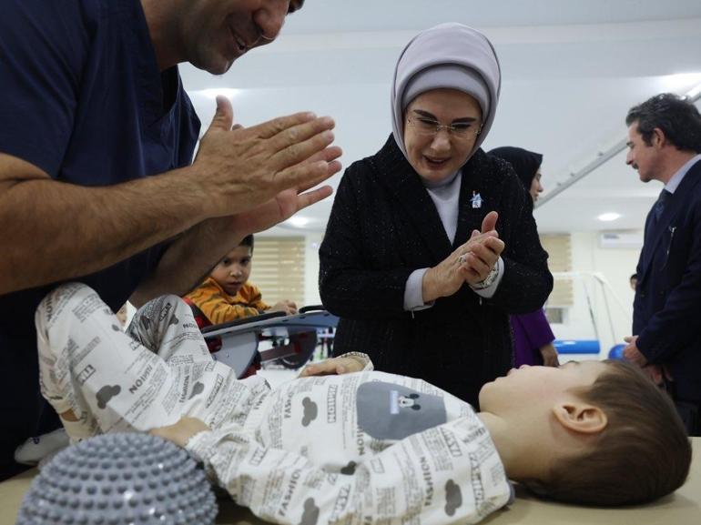 Emine Erdoğan, Özbekistanda bir eğitim kurumunun açılışına katıldı