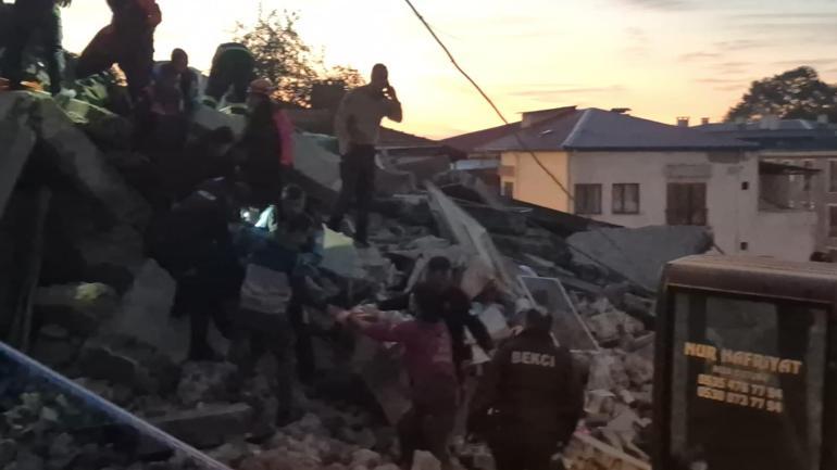 Zonguldak’ta 3 katlı bina çöktü; enkazda kalan 2 kişiden 1’i kurtarıldı