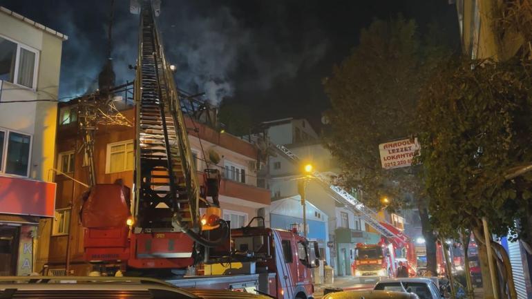 Kağıthanede 3 katlı binanın çatısında çıkan yangın söndürüldü