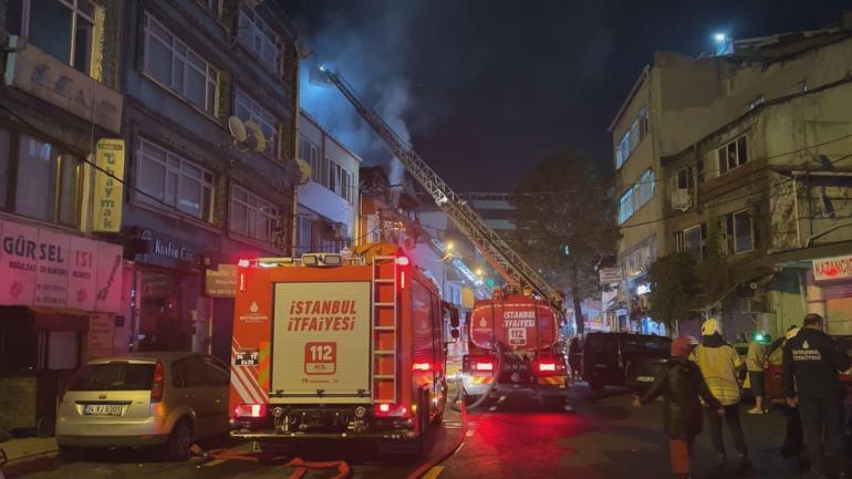 Kağıthanede 3 katlı binanın çatısında çıkan yangın söndürüldü