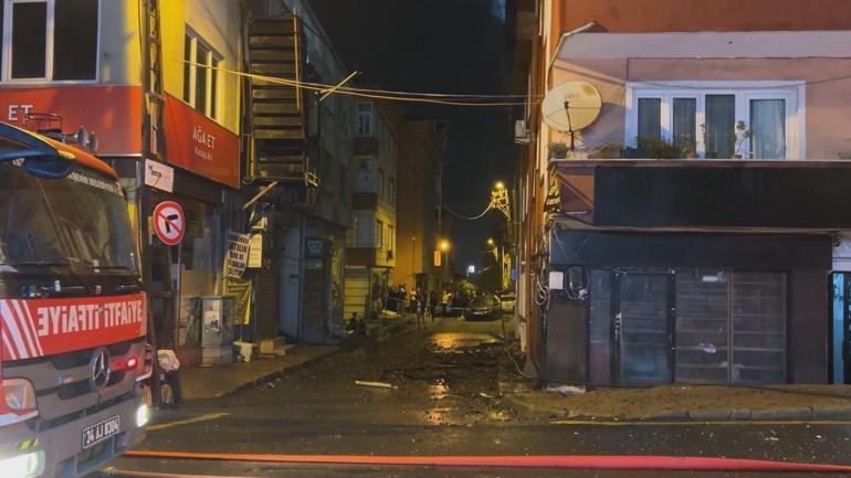 Kağıthanede 3 katlı binanın çatısında çıkan yangın söndürüldü