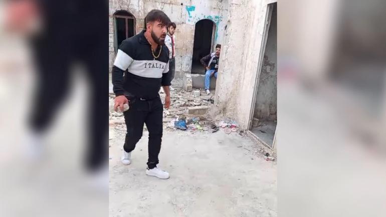 Şanlıurfa’da metruk evde 1 kişi, 4 kişiyi darbetti: O anlar kamerada