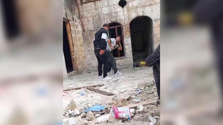 Şanlıurfa’da metruk evde 1 kişi, 4 kişiyi darbetti: O anlar kamerada