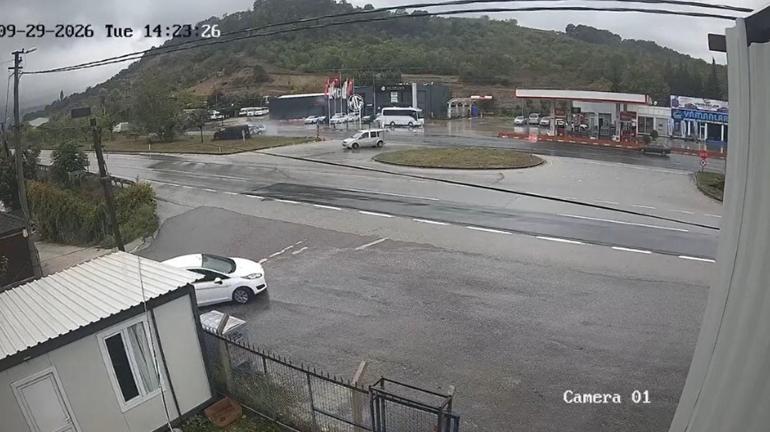 İkiye bölünen otomobilin sürücüsünün öldüğü kaza kamerada