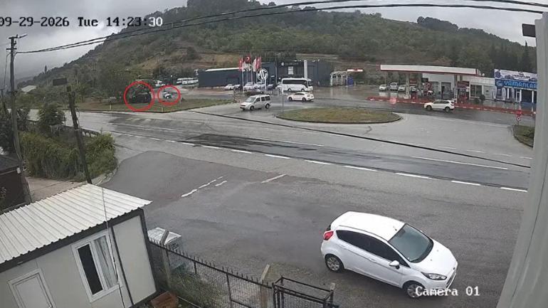 İkiye bölünen otomobilin sürücüsünün öldüğü kaza kamerada