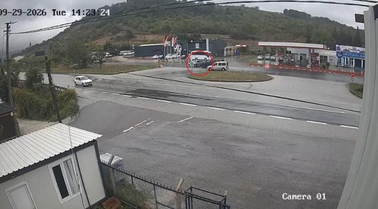 İkiye bölünen otomobilin sürücüsünün öldüğü kaza kamerada