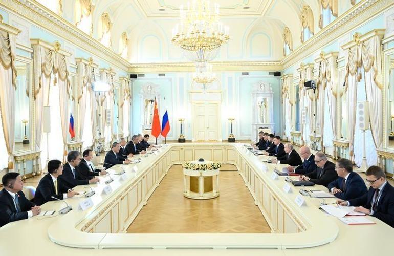 Çin Başbakanı Li, Rusya Devlet Başkanı Putin ile görüştü