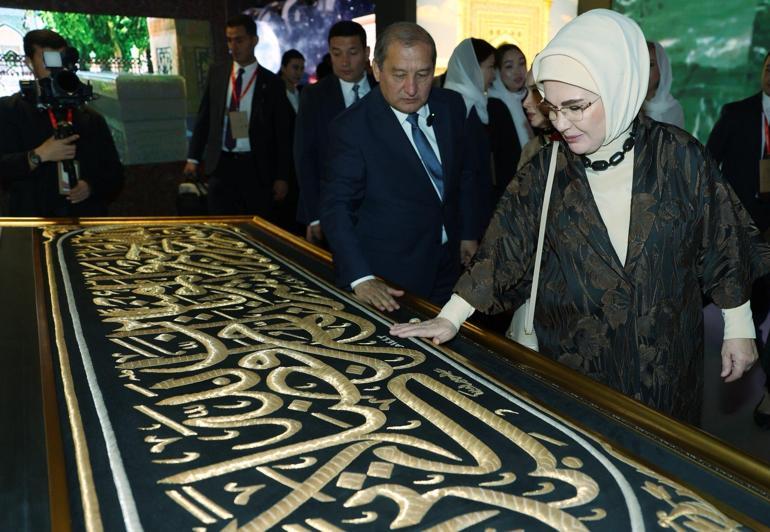 Emine Erdoğan, Özbekistanda İmam Buhari Türbesini ziyaret etti