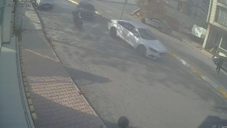Esenyurtta motosiklete ve yayaya çarpan otomobil kamerada: 2 ağır yaralı