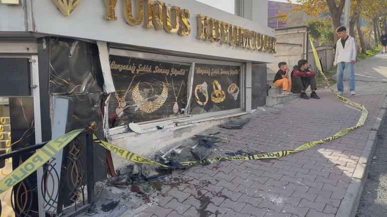 Esenyurtta motosiklete ve yayaya çarpan otomobil kamerada: 2 ağır yaralı