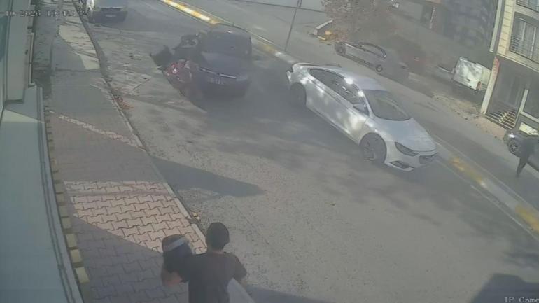 Esenyurtta motosiklete ve yayaya çarpan otomobil kamerada: 2 ağır yaralı
