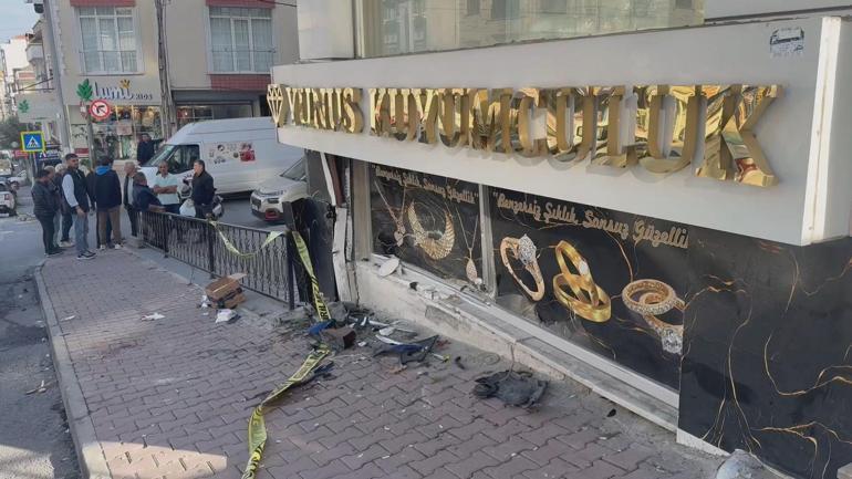 Esenyurtta motosiklete ve yayaya çarpan otomobil kamerada: 2 ağır yaralı