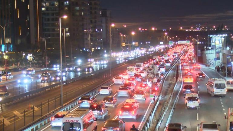 İstanbulda trafik yoğunluğu yüzde 87ye ulaştı