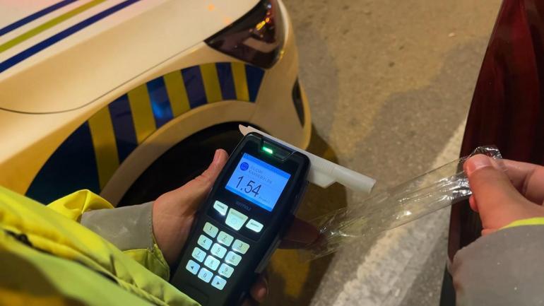 Bursa’da polisten kaçarken trafik lambasına çarpan alkollü sürücüye 420 bin lira ceza