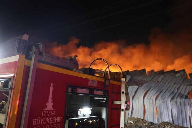 İzmirde depo alev alev yandı