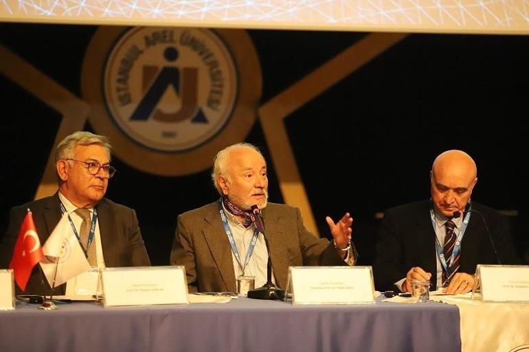 Arel Üniversitesi’nde ‘Dijital Tufan’ masaya yatırıldı: ‘Yapay zeka yamaklıktan yöneticiliğe geçebilir’