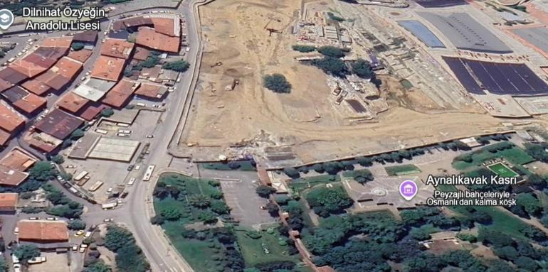 Haliç’in kıyısındaki inşaatın ortasında kalan ağaç havadan görüntülendi