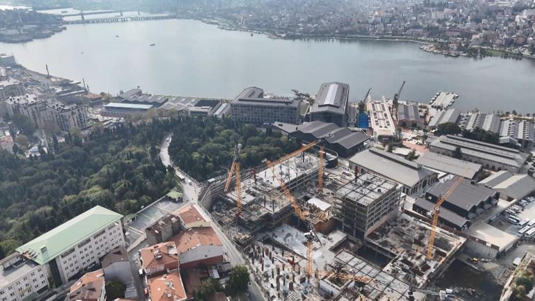 Haliç’in kıyısındaki inşaatın ortasında kalan ağaç havadan görüntülendi