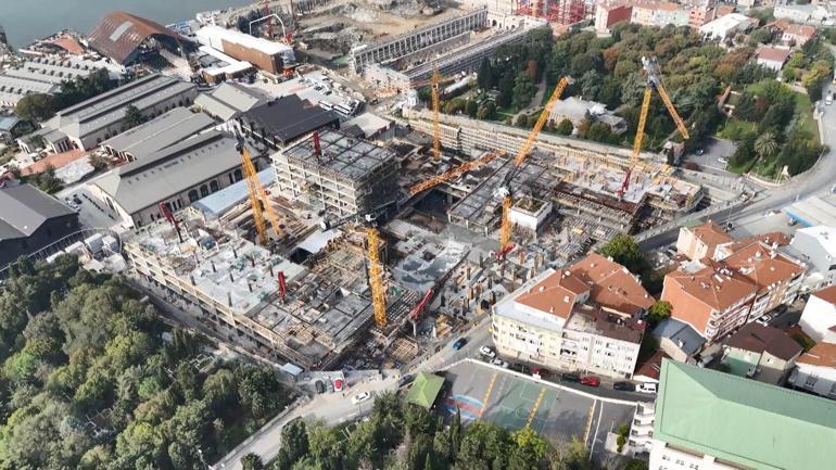 Haliç’in kıyısındaki inşaatın ortasında kalan ağaç havadan görüntülendi