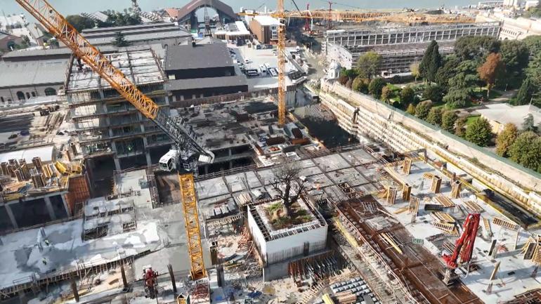 Haliç’in kıyısındaki inşaatın ortasında kalan ağaç havadan görüntülendi