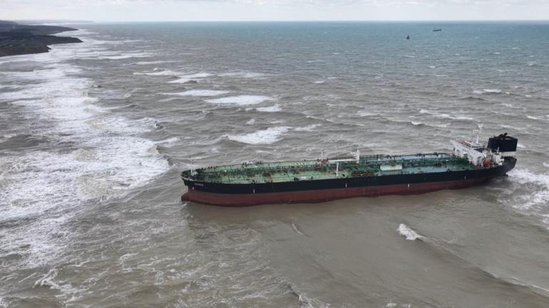 Sarıyer açıklarında karaya oturan ‘BANDA’ isimli tanker İstanbul Boğazından geçirildi