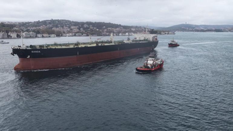 Sarıyer açıklarında karaya oturan ‘BANDA’ isimli tanker İstanbul Boğazından geçirildi