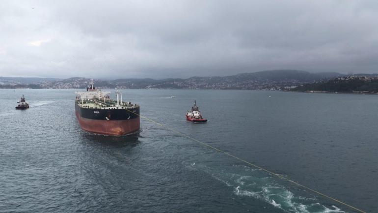 Sarıyer açıklarında karaya oturan ‘BANDA’ isimli tanker İstanbul Boğazından geçirildi