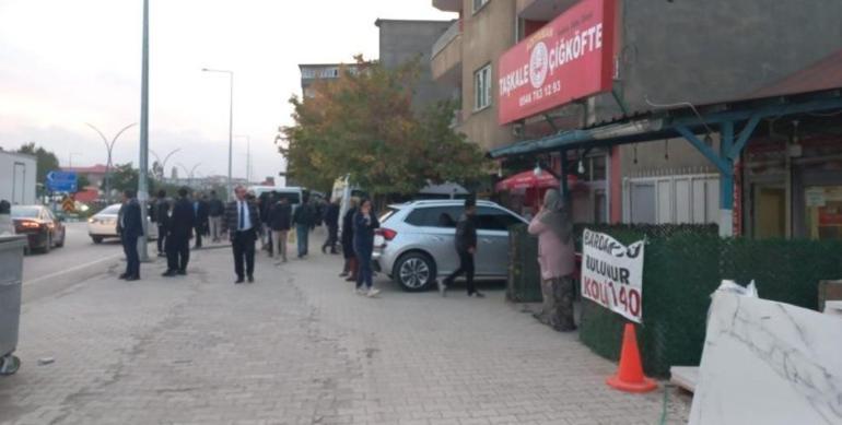 Yüksekova’da sürücüsü kalp krizi geçiren öğrenci servisi binaya çarptı