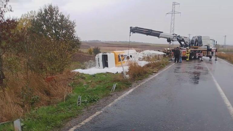 Silivri’de yakıt yüklü tanker şarampole devrildi