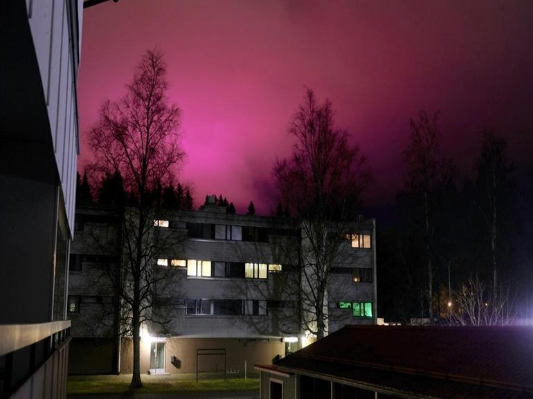 Finlandiyada kuzey ışıkları geceyi aydınlattı