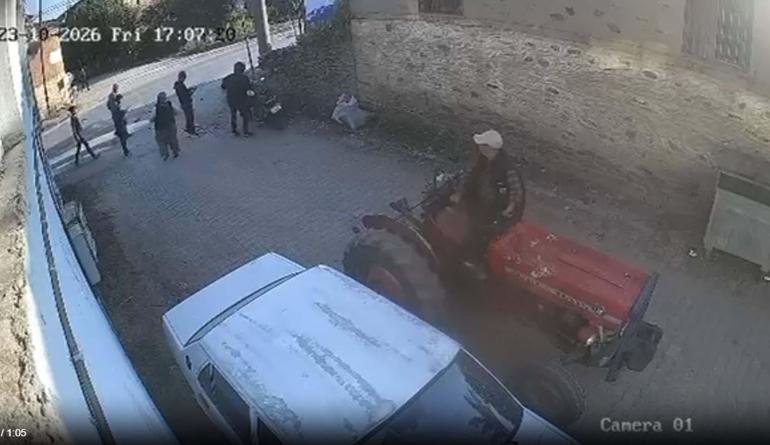 Motosiklet, traktöre ardından durağa çarptı; sürücünün ağır yaralandığı kaza kamerada
