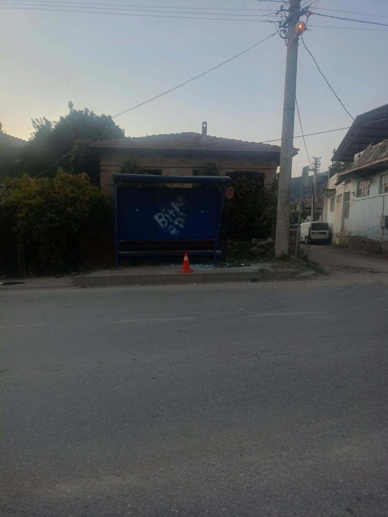 Motosiklet, traktöre ardından durağa çarptı; sürücünün ağır yaralandığı kaza kamerada